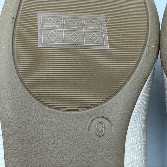 Journee Collection Loafers Women’s 9 Cream Faux Leather Flats Gold Accent New - Picture 6 of 7